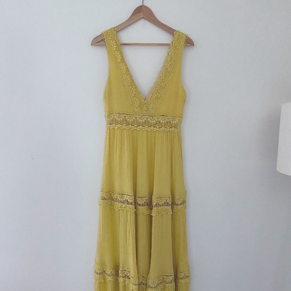 Gorgeous Yellow Flowy Maxi Dress - size M